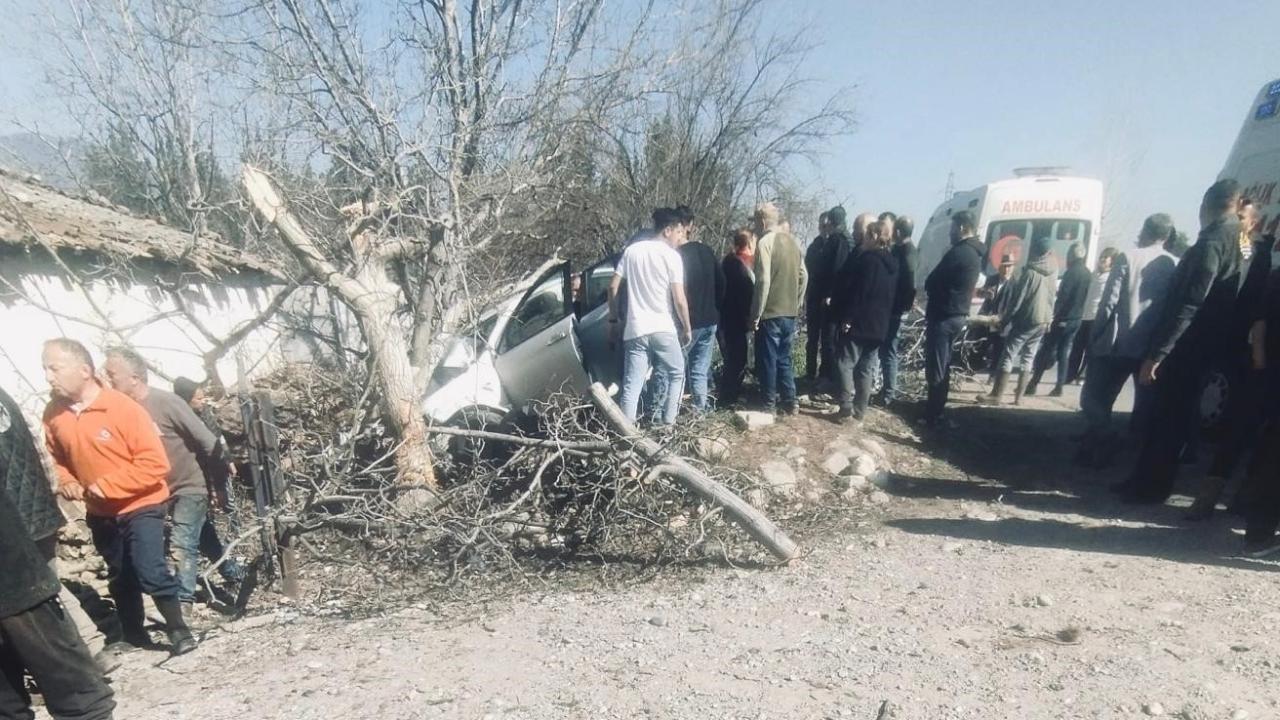 Kontrolden çıkan otomobil ağaçlara ok gibi saplandı: 2 ölü, 1 ağır yaralı