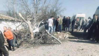 Otomobil ağaçlara ok gibi saplandı: 2 ölü, 1 ağır yaralı