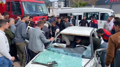 Osmaniye'de otomobil inşaat malzemelerine çarptı: 2'si ağır 3 yaralı