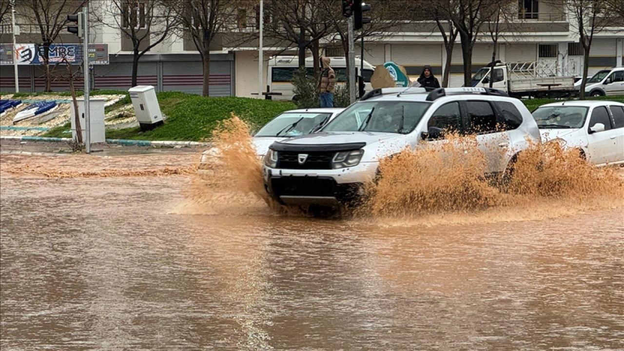 Şanlıurfa çamur deryasına döndü: Araçlar mahsur kaldı!