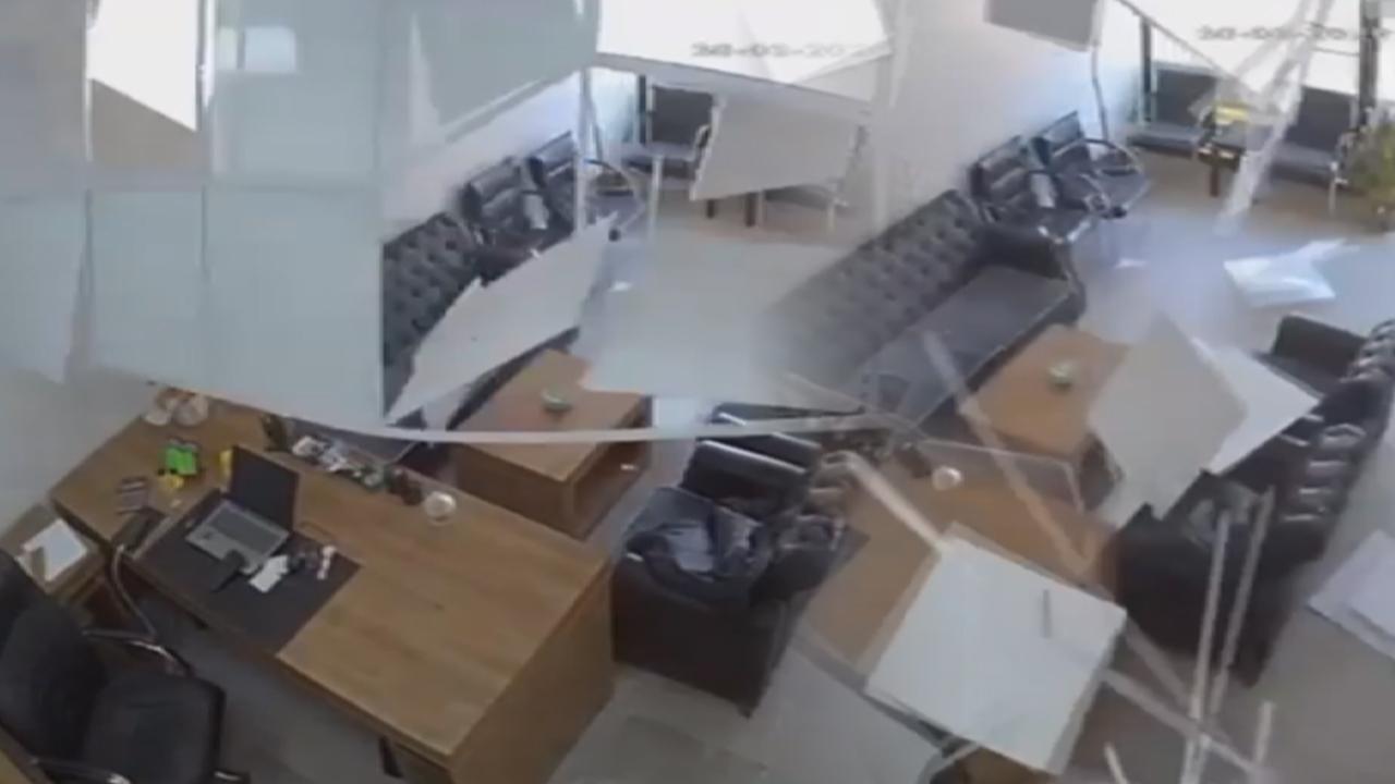Şanlıurfa’da korku dolu anlar: Tavan çökmesi güvenlik kamerasında!