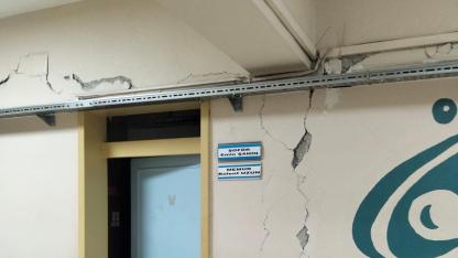 Tokat'taki depremde okulun duvaları çatladı! İşte o görüntüler