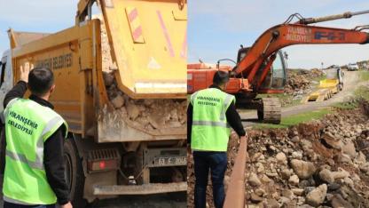Viranşehir’de zamanla yarış: Hasarlı yollar tek tek onarılıyor