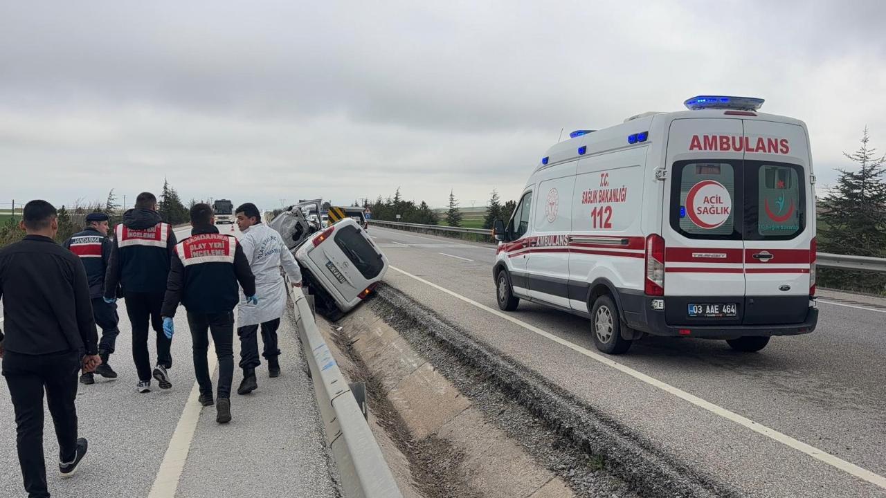 Afyonkarahisar’da otomobil refüje girip yan yattı: 1 ölü, 2 yaralı