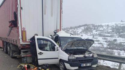 Aşkale yolunda hafif ticari araç, tır’a arkadan çarptı: 2 ölü 3 yaralı