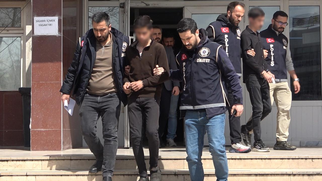 Babalarını balta ve bıçakla öldüren iki kardeş tutuklandı