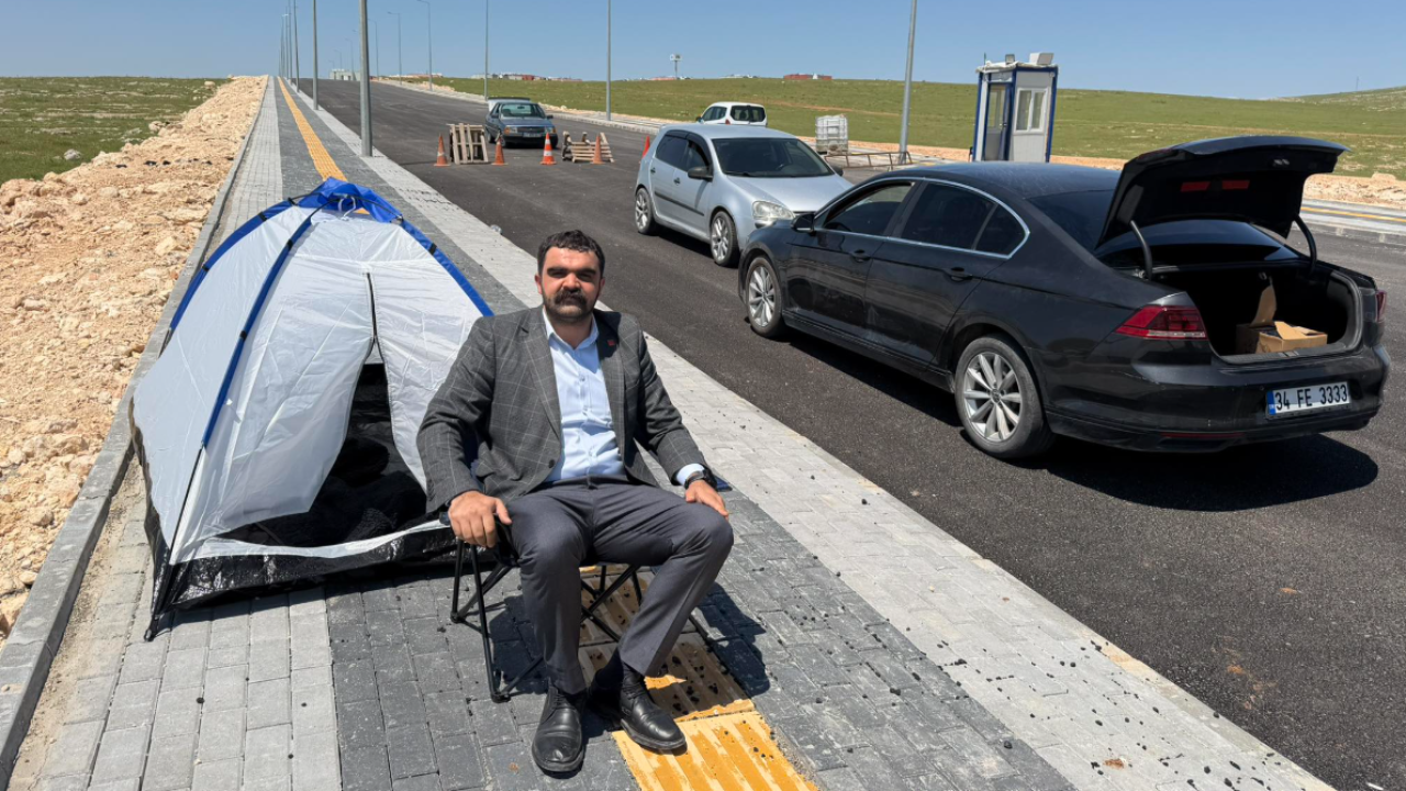 Bozova’da TOKİ tepkisi: CHP İlçe Başkanı Abdulkadir Gül nöbete başladı