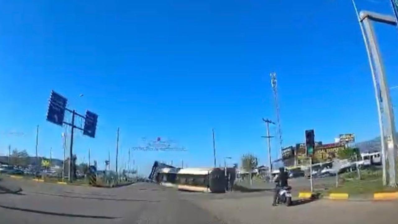 Komşu ilde feci kaza ucuz atlatıldı: Tır devrildi, 2 yaralı
