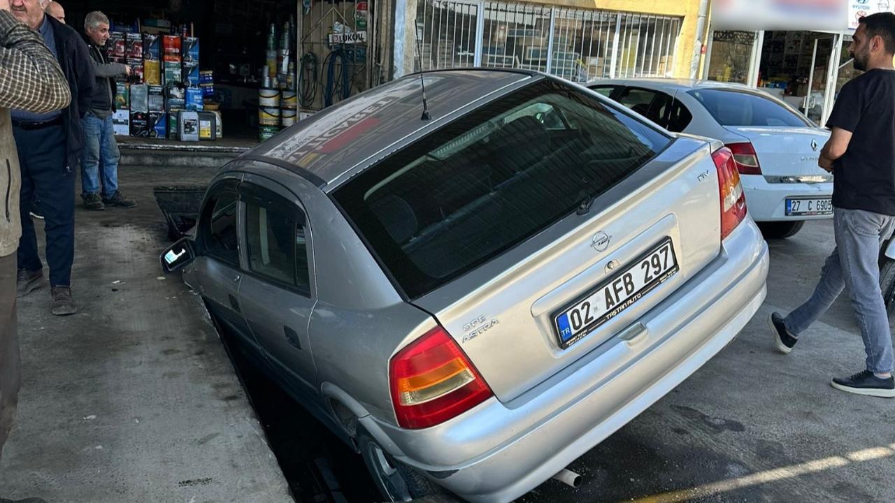 Komşu ilde korkutan kaza paniği: Araç kanala saplandı