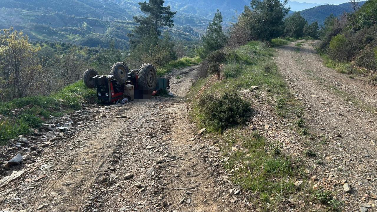 Manisa'da traktör devrildi: 3 ölü