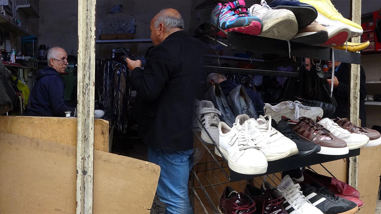 Yılların ustası Şanlıurfa’da geleneksel ayakkabı tamirciliği yapmaya devam ediyor