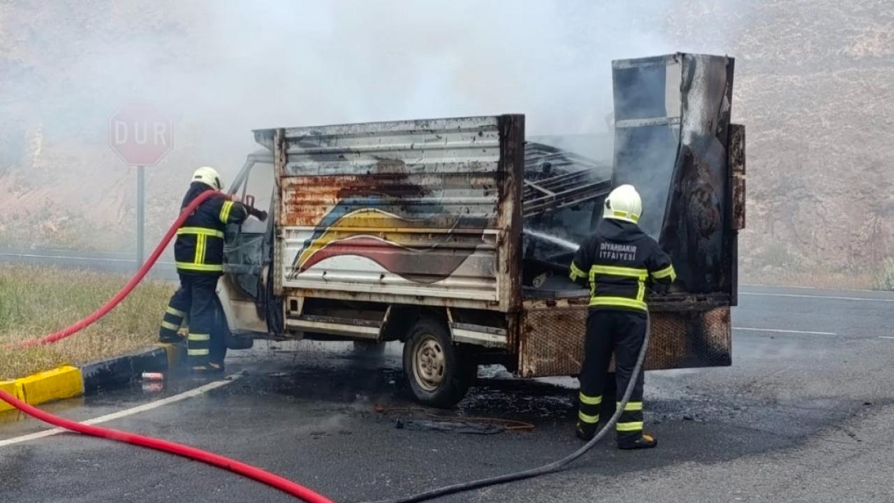 Diyarbakır ev eşyası taşıyan araç yandı!