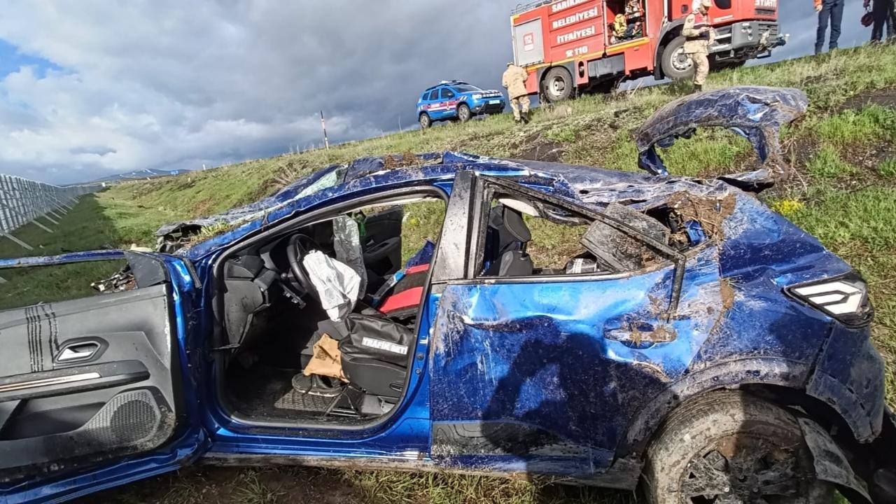 Kars’ta 3 kardeşin bulunduğu otomobil şarampole yuvarlandı: 1 ölü, 2 yaralı