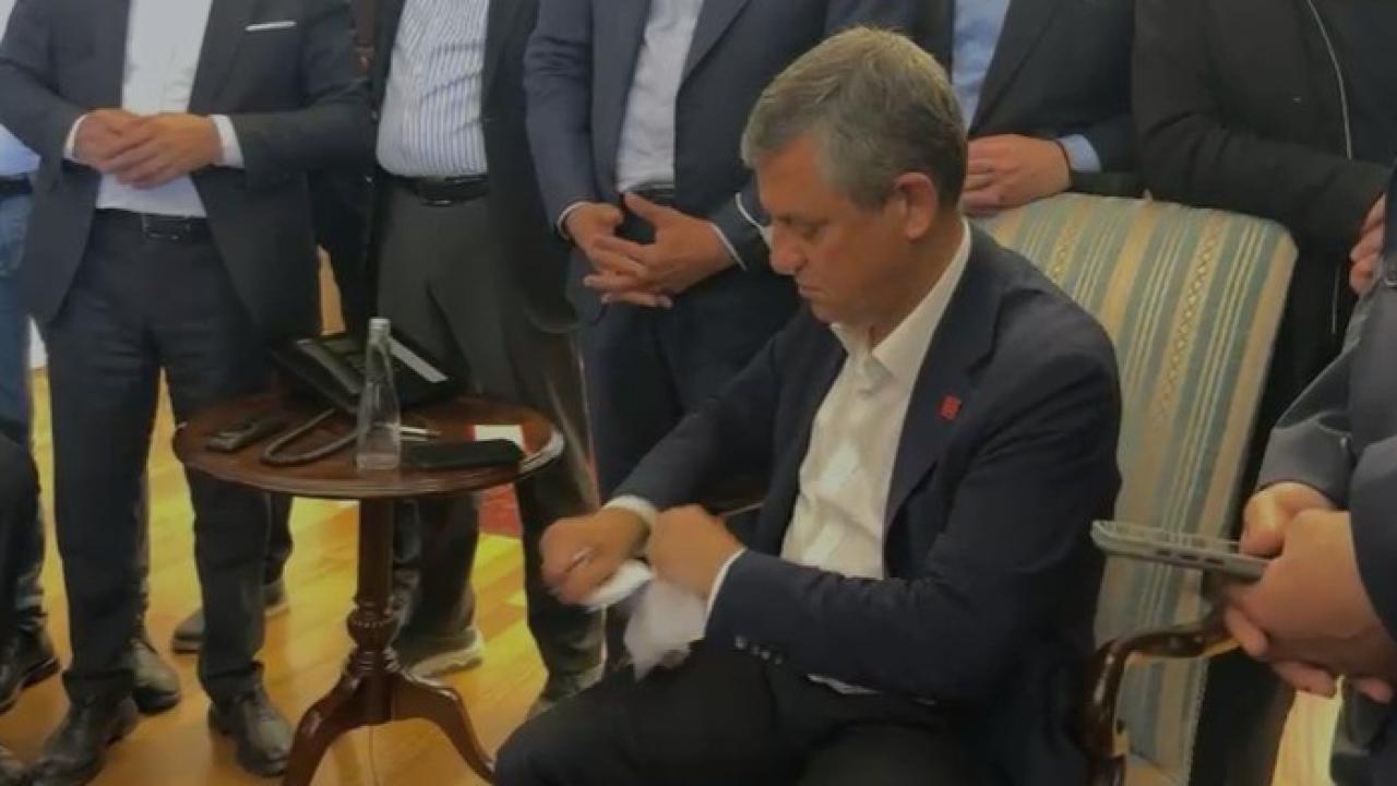 Mutlak butlan kararı tebliğ edilen Özgür Özel belgeyi yırttı!