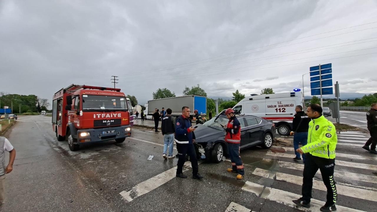 Sakarya'da otomobil, minibüs ve tır çarpıştı: 4'ü ağır 6 yaralı