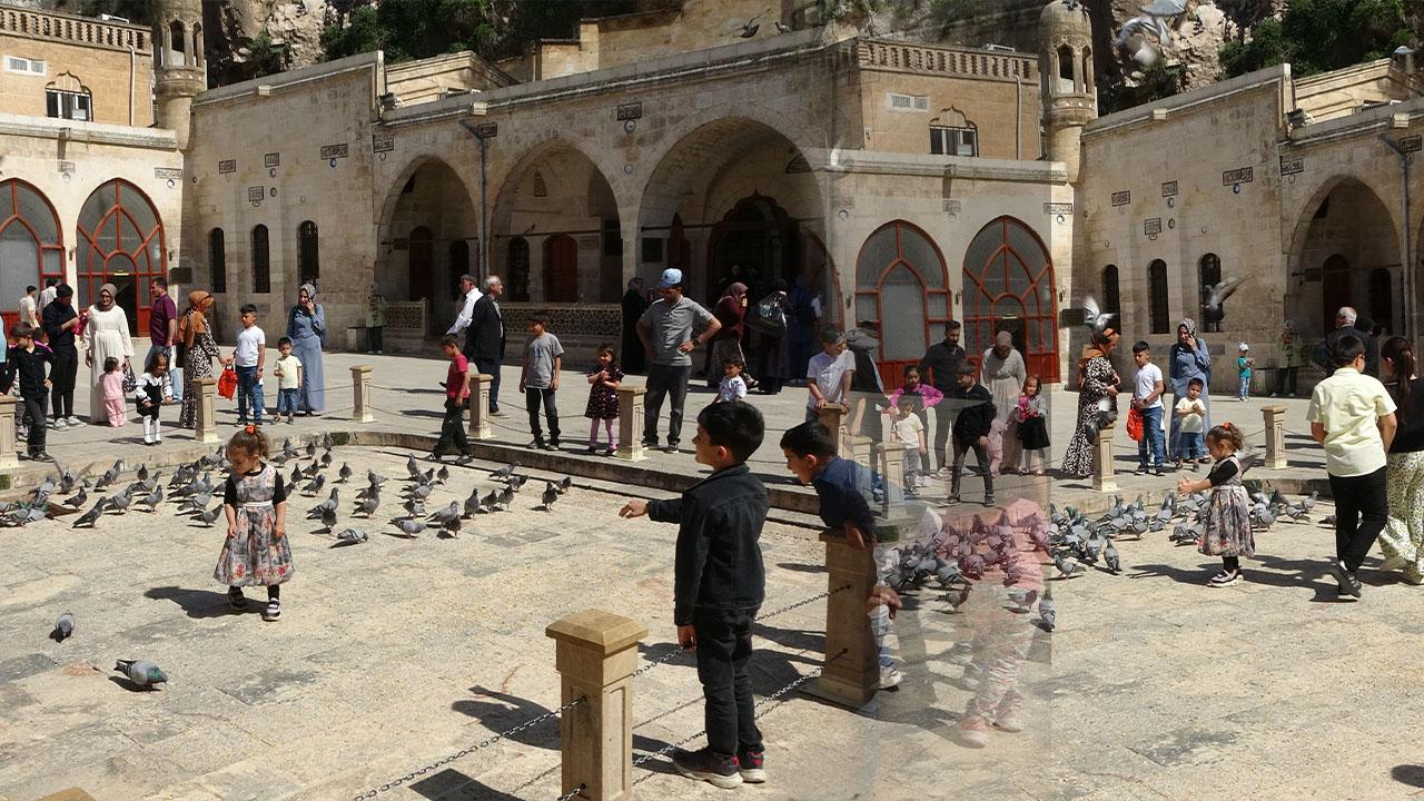 Şanlıurfa’da Dergah Camii ziyaretçi akınına uğradı