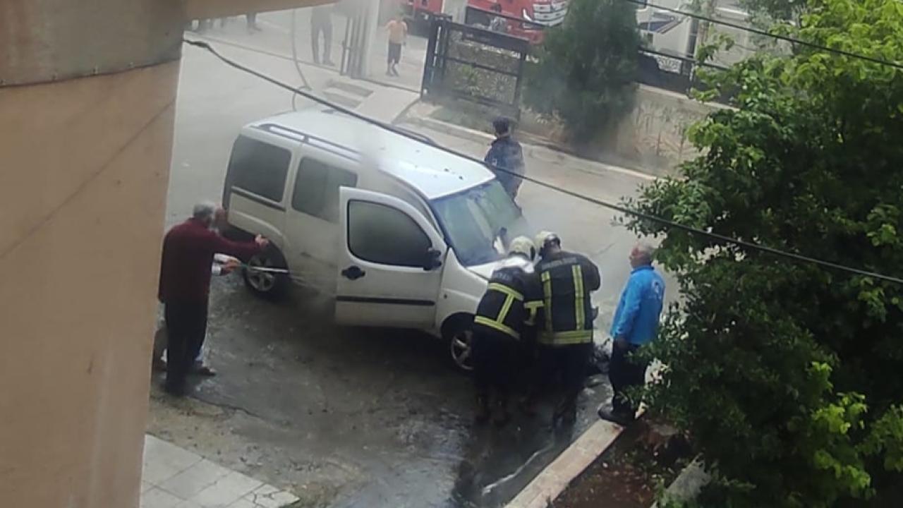Şanlıurfa’da park halindeki otomobil alev alev yandı