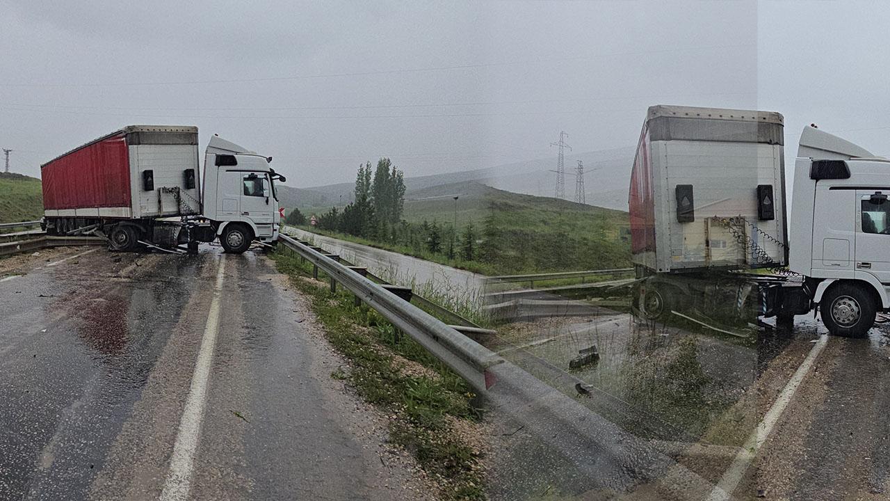 Yağışlı yolda facianın eşiğinden dönüldü: 11 yaralı
