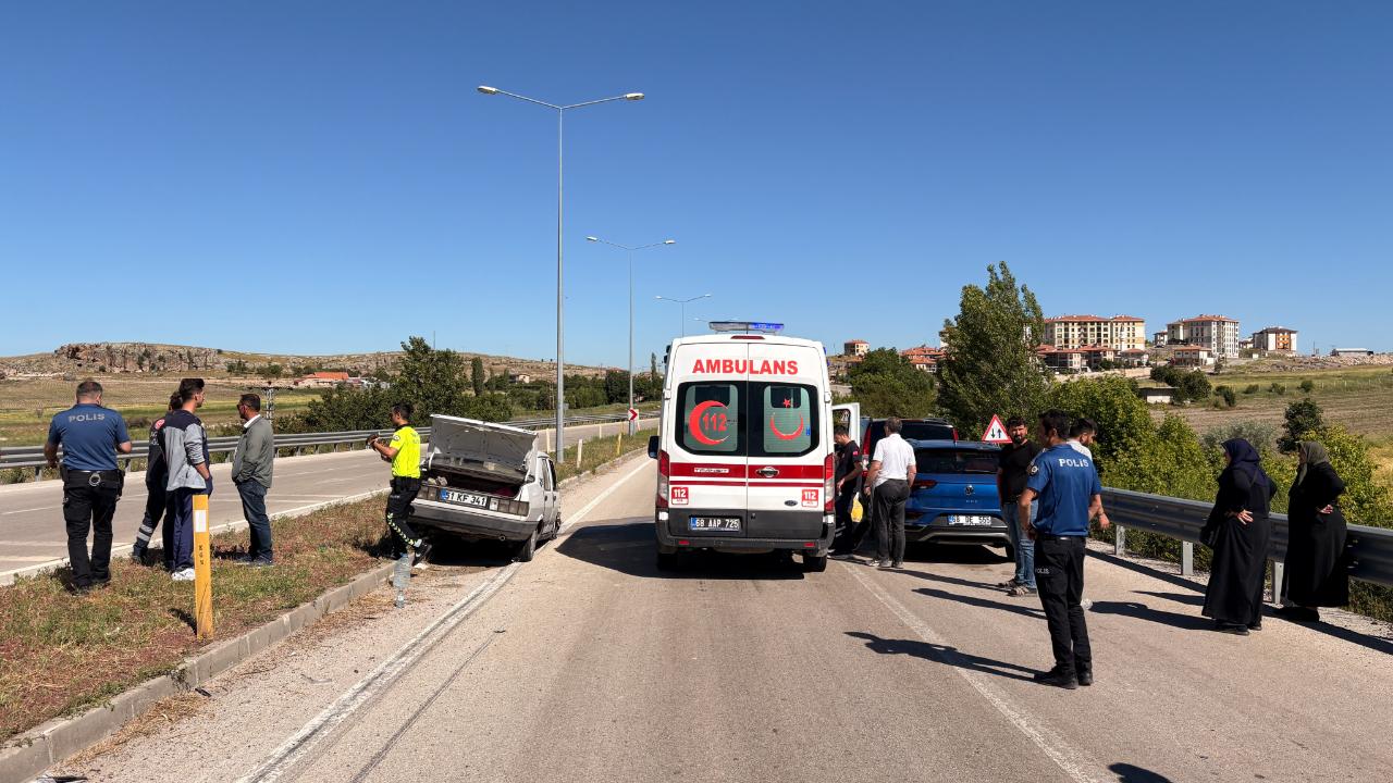 Aksaray'da otomobil minibüse çarptı: 8 yaralı