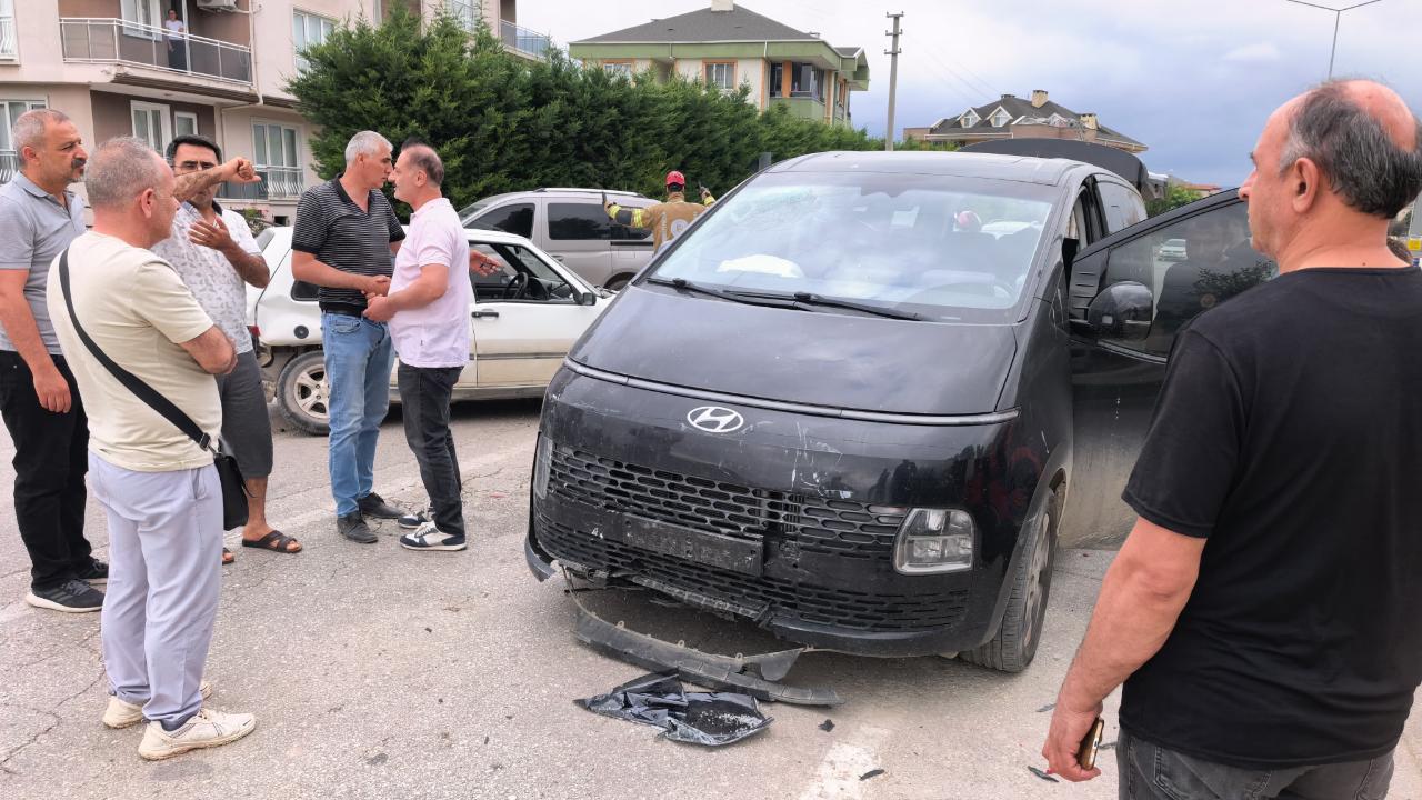 Bursa’da minibüs ile otomobil çarpıştı: 9 yaralı