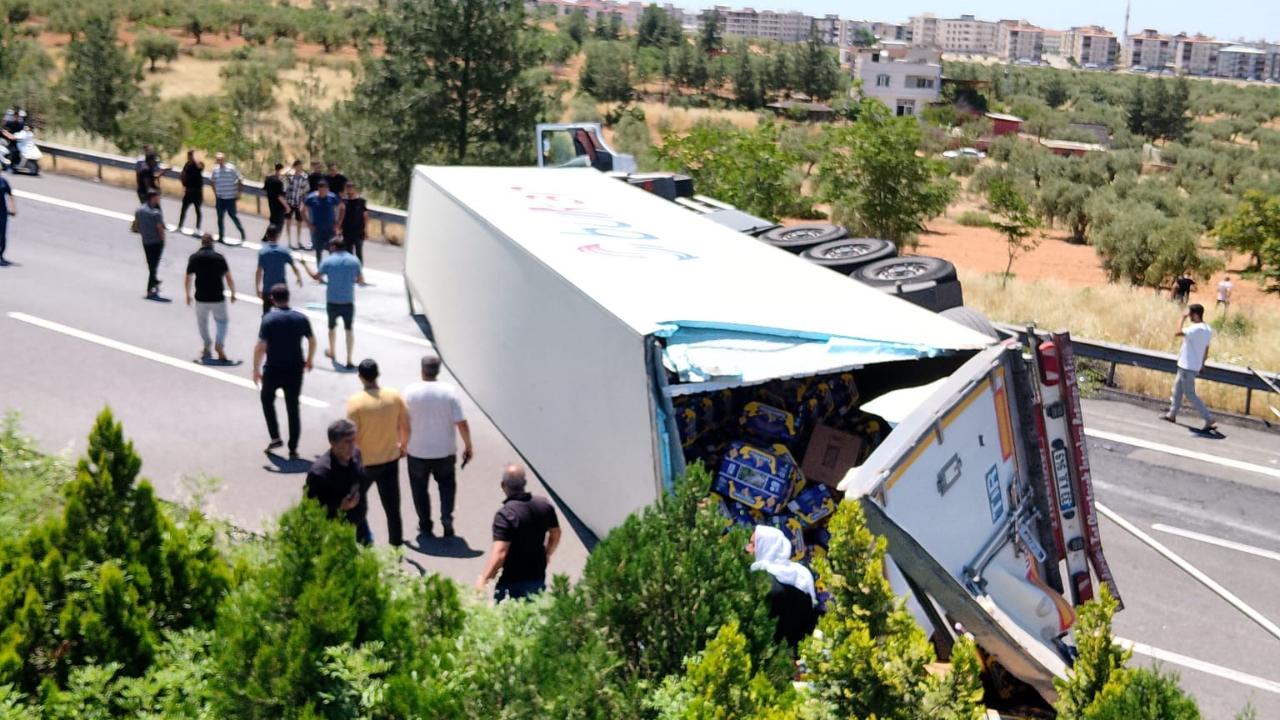 Gaziantep-Nizip Otoyolu’nda tır devrildi! Yaralı var