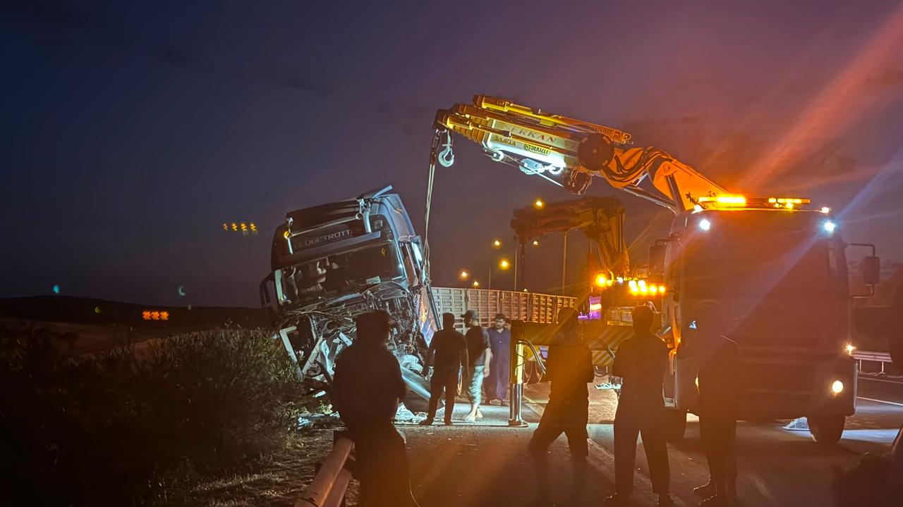 Gaziantep-Şanlıurfa Otoyolunda feci kaza: Mermer yüklü tır şarampole yuvarlandı!
