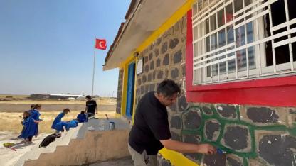 Harran Üniversitesi öğrencileri köy okulunu renklendirdi