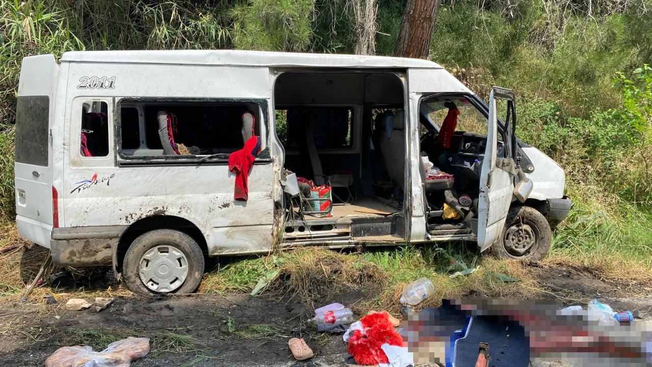 İzmir'de işçi servisi devrildi: 1 ölü, 2'si ağır 10 yaralı