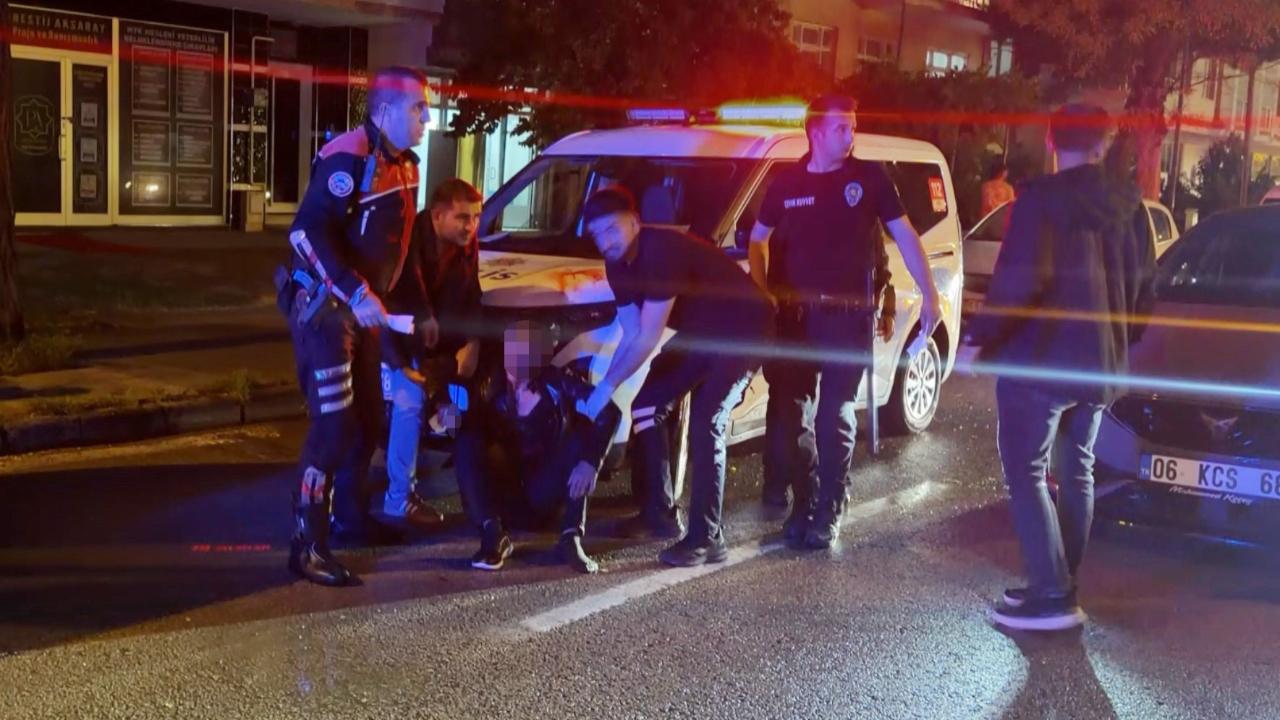 Öfkeli baba, kızını rahatsız eden gencin kulağını kesti