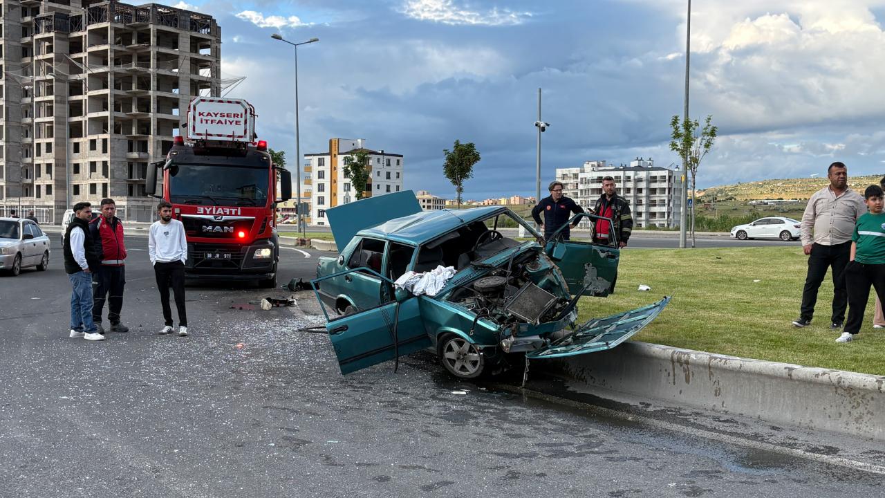 Refüje çıkan otomobil hurdaya döndü: 1’i ağır 4 yaralı