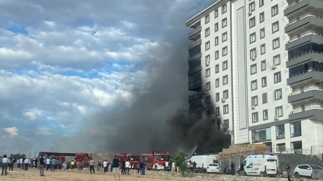 Şanlıurfa'daki depo yangını 10 katlı binayı sardı