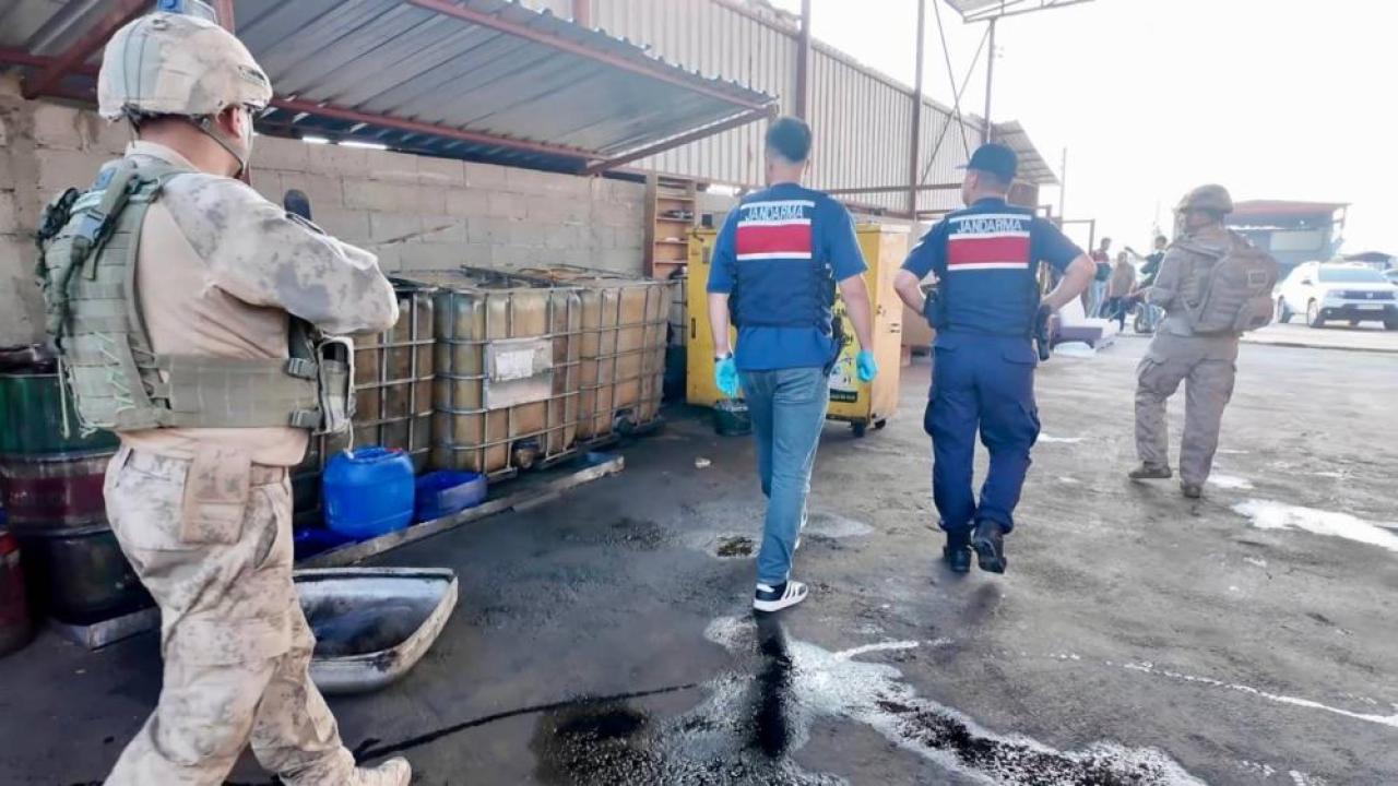 Toprağın altına gizlenen kaçak akaryakıtı jandarma yakaladı