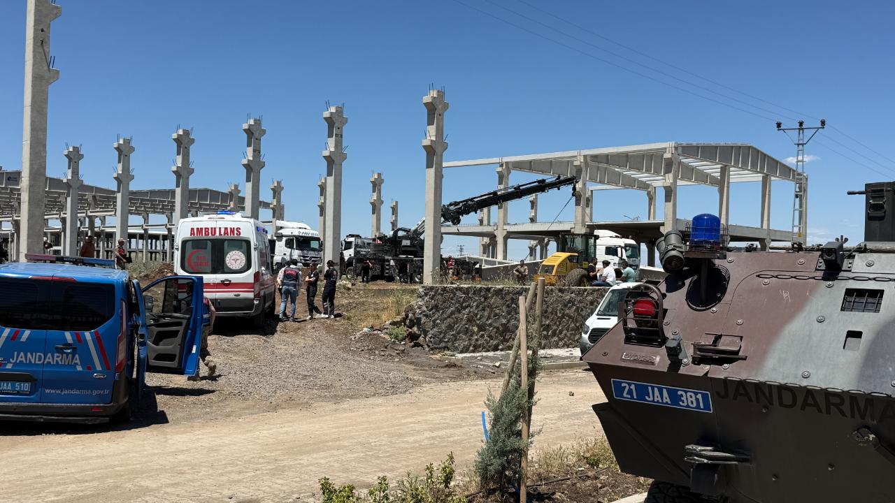 Yaklaşık 15 tonluk beton blok altında kaldılar: 1 ölü, 1 yaralı