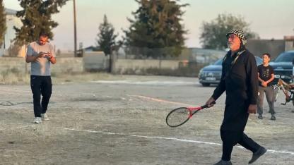 Bir elinde raket bir elinde tespih ile Urfa’da tenis keyfi