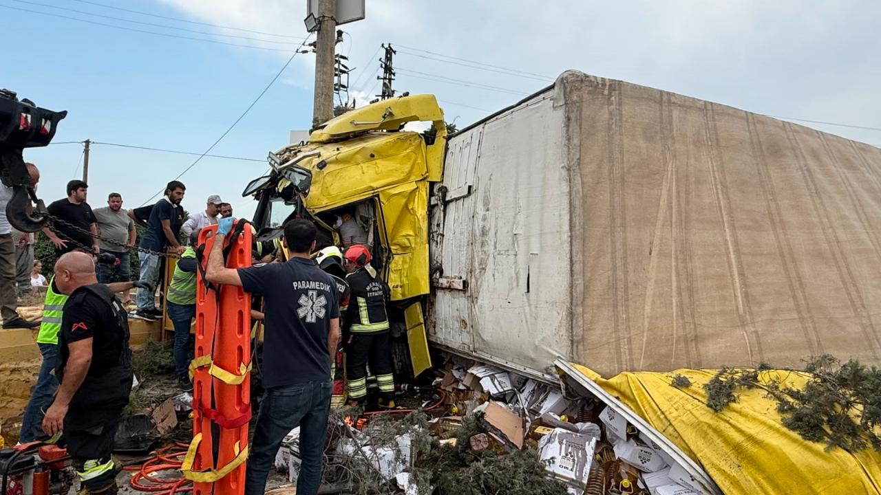 Mersin'de tırlar kafa kafaya çarpıştı: 1 ölü, 2 yaralı