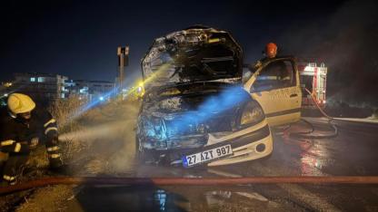 Birecik Köprüsü'nde seyir halindeki otomobil alevlere teslim oldu