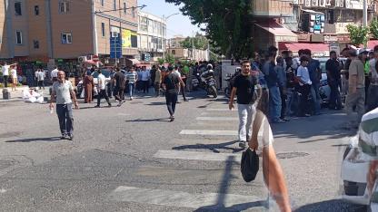 Şanlıurfa'da kask takmayan sürücü ile polisler arasında gergin anlar