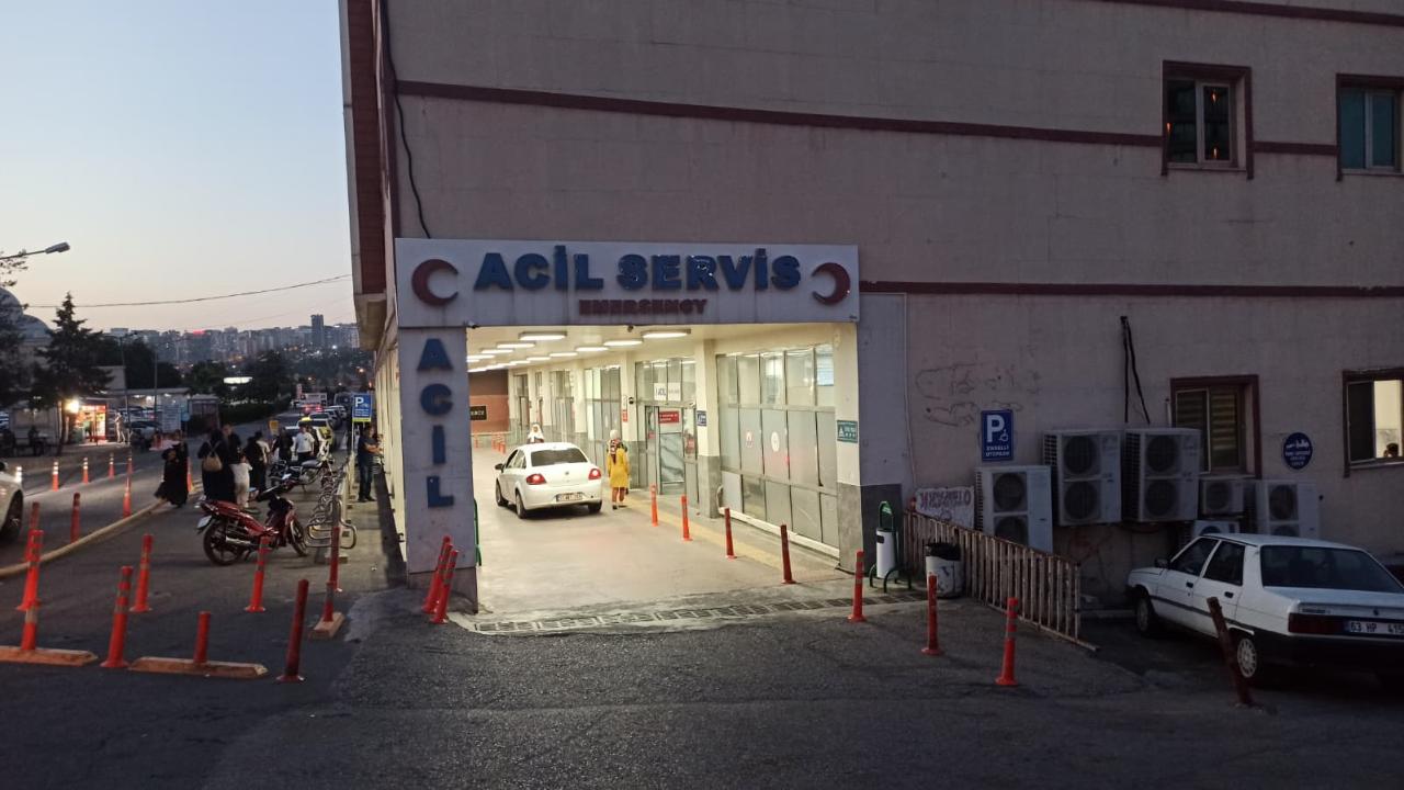 Şanlıurfa'da parktaki direğe dokunan baba ve oğula elektrik çarptı!