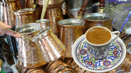 Şanlıurfa'nın el emeği bakır cezveleri göz dolduruyor