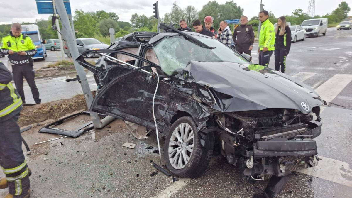 Sakarya'da otomobil, minibüs ve tır çarpıştı: 4'ü ağır 6 yaralı