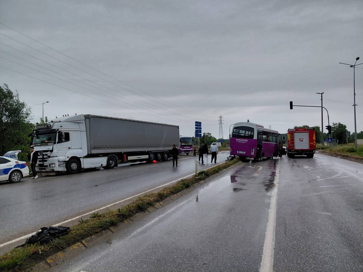 Sakarya'da otomobil, minibüs ve tır çarpıştı: 4'ü ağır 6 yaralı