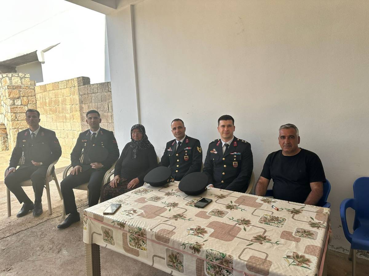 Şanlıurfa Jandarmasından Şehit Kabirlerine Bayram Bakımı