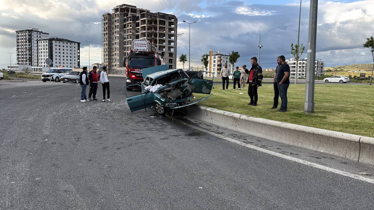 Refüje çıkan otomobil hurdaya döndü: 1’i ağır 4 yaralı