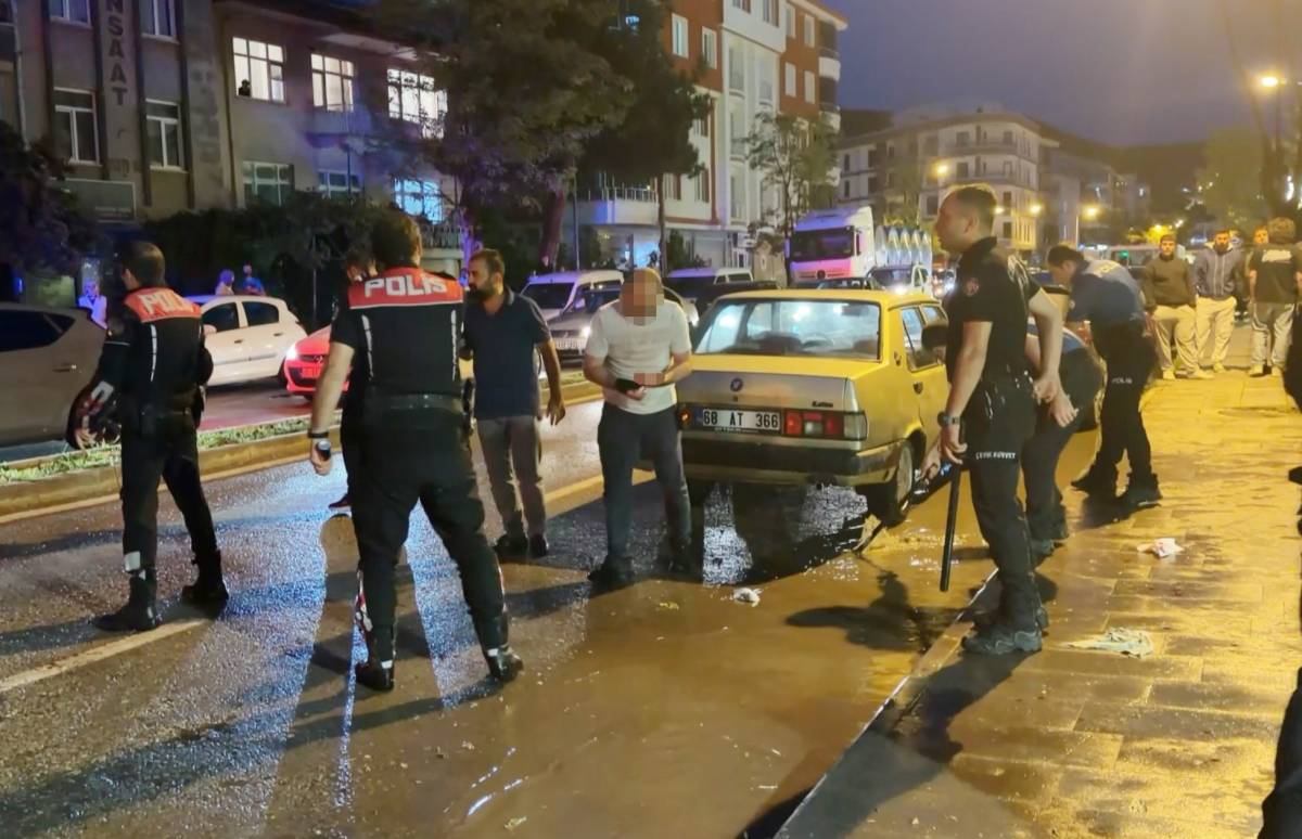Öfkeli baba, kızını rahatsız eden gencin kulağını kesti