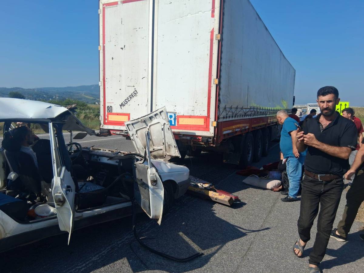 Osmaniye’de otomobil tıra çarptı: 3’ü çocuk 5 yaralı