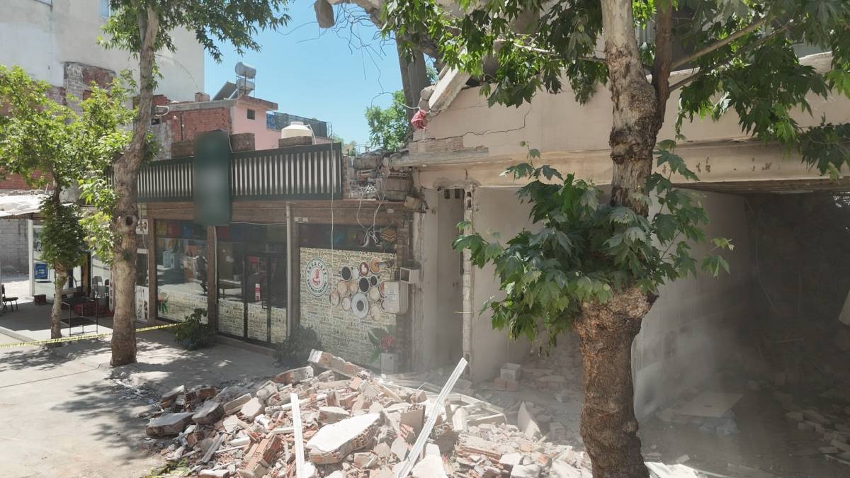 Adıyaman’da yıkım paniği: beton parçaları iş yerine isabet etti