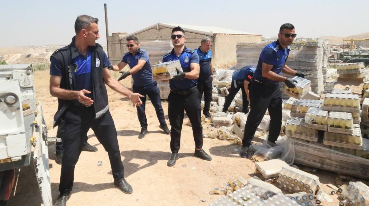 Şanlıurfa’da skandal görüntü: Açık alanda depolanan bozuk içeceklere el konuldu