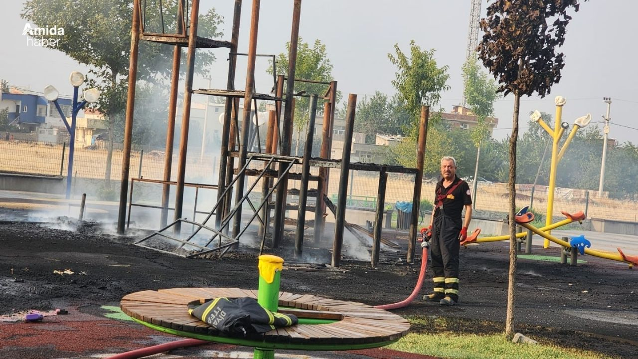 Diyarbakır’da oyun parkında yangın çıktı: İtfaiye ekipleri müdahale etti